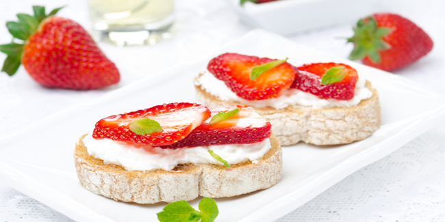 Lekker en gezond broodbeleg geitenkaas met aardbei