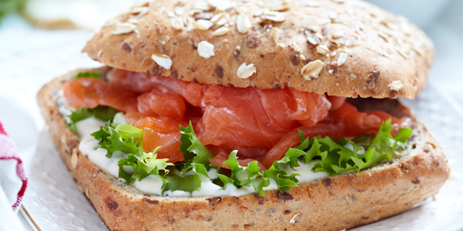 Lekker en gezond broodbeleg zalm met guacamole of bieslook